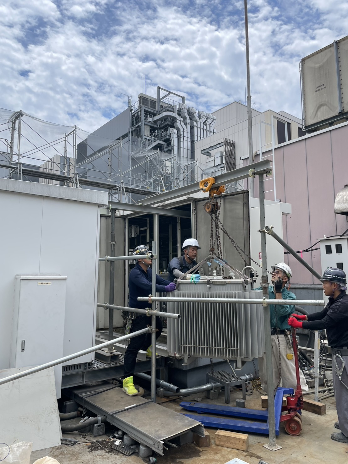 銀座 某ビル屋上 ビル解体に伴うトランス撤去工事